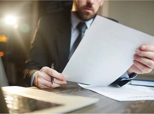 abogado mirando documento