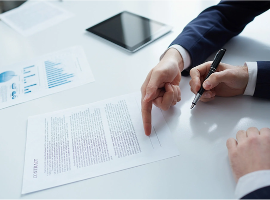 manos señalando documento